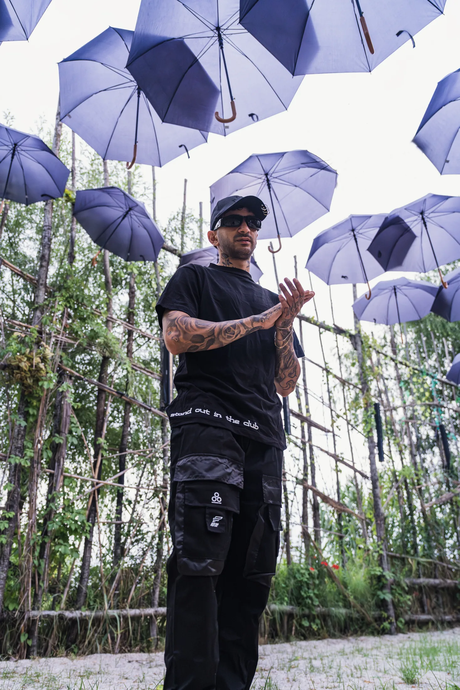 T-shirt FLY22 stand out in the club e cargo neri sotto gli ombrelli